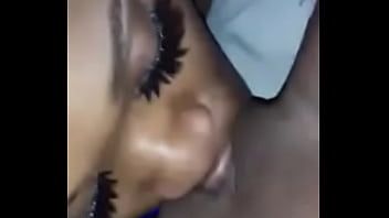 تشغيل Bukky تمتص supi في مبنى المدرسة