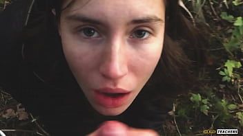 Reproduzir Jovem russa tímida dá um boquete em uma floresta alemã e engole esperma em pov (primeiro pornô caseiro do arquivo da família). #amador #caseiro #magro #russiangirl #bj #boquete #cum #cuminmouth #swallow
