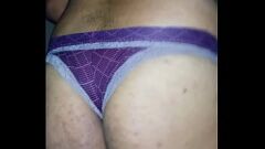 Jouer Mari sissy dans la culotte de l'épouse - Crossdrressser taquine