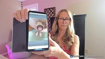 再生 セクシーな熟女カムガールジェスライアンはトールjessryan.manyvids.comの正直なディックの評価を与えます