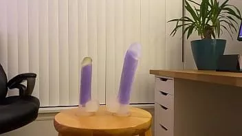 Riproduci Finalmente ho montato il mio dildo luminoso fino in fondo