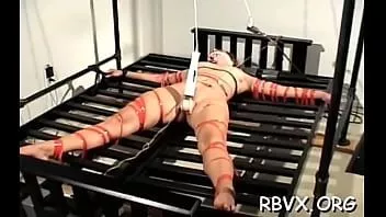 Reproduzir Garota lasciva que gosta de andar de brinquedo sexual