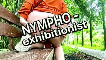 Jouer Dégoulinant de jus de chatte humide en extérieur par une exhibitionniste nymphomane.