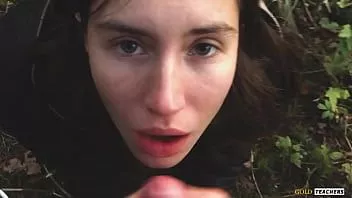 play Junge schüchterne Russin gibt in einem deutschen Wald einen Blowjob und schluckt Sperma in POV (erster selbstgedrehter Porno aus Familienarchiv). #amateur #homemade #skinny #russiangirl #bj #blowjob #cum #cuminmouth #swallow