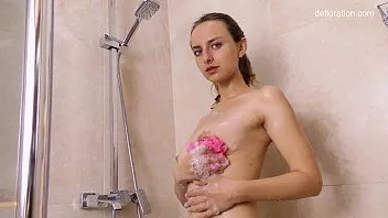 play Babe margaret robbie in bagno sul canale di deflorazione