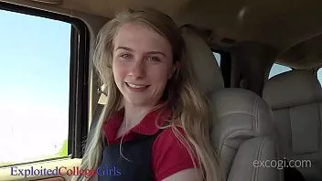 Riproduci 18 anni Charlotte ottiene un cazzo duro nella sua piccola bocca e una piccola figa adolescente!