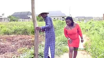 Jouer Alhaji excellent irie était occupé dans ses terres agricoles quand il a vu la belle fille sur une piste se sentir excitée, alhaji n'a pas d'autre choix que de la suivre.