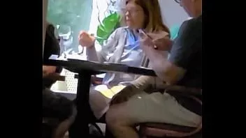 Riproduci La signora anziana non riusciva a tenere i suoi sandali Birkenstock durante il candido gioco di scarpe della cena al ristorante