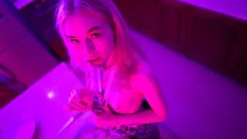 play Cewek seksi ini membuat lebih dari sekadar pizza