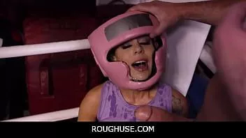 Reproducir Roughuse -freeuse el hermanastro de la casa necesita tomar lo que quiere de - gia dibella, krystal davis