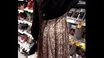 Jouer Une douce journée d'été est le moment idéal pour que godivathelovedoll se promène en ville dans une robe légère et une culotte en dentelle dos nu ?