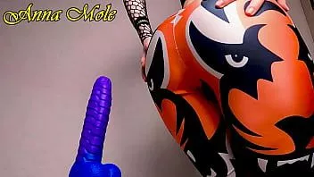 播放 穿着氨纶紧身裤的 Pawg 扭动她的屁股，骑着一个大罗纹假阳具