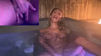 play Écran partagé de jeu de chatte dans un bain à remous pour la bande-annonce de Max Ryan