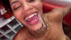 play Die zierliche Latina Karina Mello lässt sich heftig in den Analfick ficken und schreit vor Vergnügen
