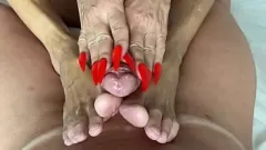 Jouer Footjob en bas de grand-mère : une MILF taboue traite une compilation de jeunes bites