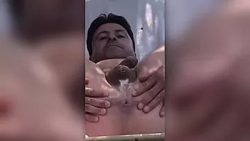 Jouer Remplir mon cul avec un tuyau d'arrosage puis le faire gicler