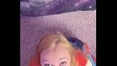 Jouer Curvy Superhero in Hairy Pawg Cosplay monte un énorme jouet
