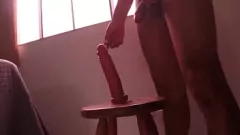 play Entraînement lourd avec un gros gode seul dans l'appartement
