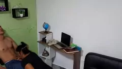 Odtwórz Latina Milf przybywa do późna do pracy i nadrabia go z epickim lodem