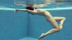 Jouer Lady Dee: Hot Brunette tchèque Teen se mouille et sauvage dans la piscine