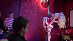 play Extravagance anale de Noël: basses basses et sexe de groupe avec des strip-teaseuses blondes et brunettes MILF