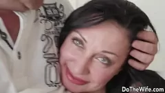 Redare Soțul Cuckold îl urmărește în timp ce stuful își plătește soția îmbrăcată în stoc, Eva Ann