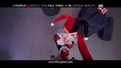 Redare O adolescentă sălbatică blondă Harley Quinn în porno 3D VR are nevoie de o încărcătură masivă de sperma