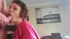 播放 娇小的米娅以变态口交和手交开始她的一天，像妓女一样堵住鸡巴并深喉