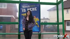 播放 黑发美女露西娅·爱 (Lucia Love) 在一场狂野的户外硬核冒险中在公共场合小便