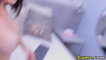 Jouer Baise sa chatte avec son gode préféré